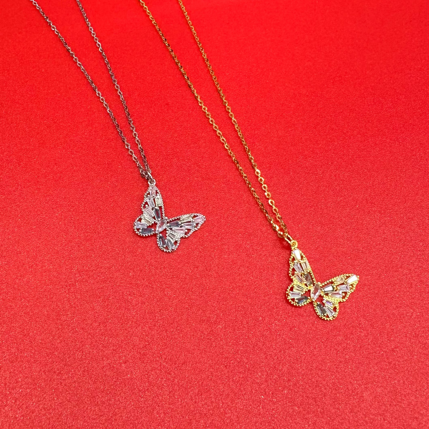 Collana farfalla multicolor dettaglio cristalli arcobaleno