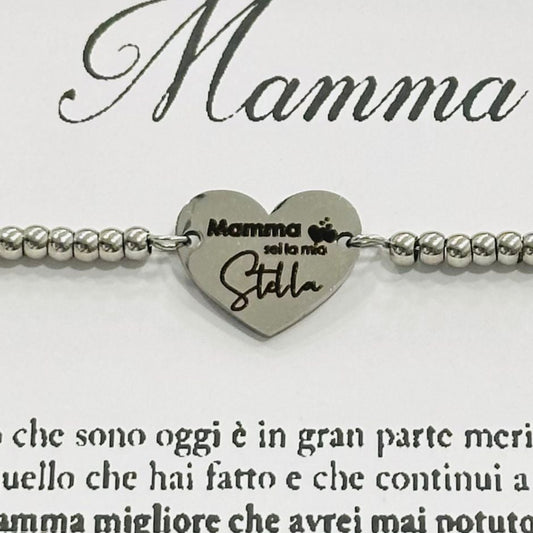 Dettaglio frase incisa mamma sei la mia stella su bracciale acciaio con perline