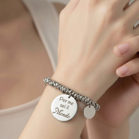 Dettaglio doppia incisione fronte retro bracciale acciaio con frase dedicata alla mamma