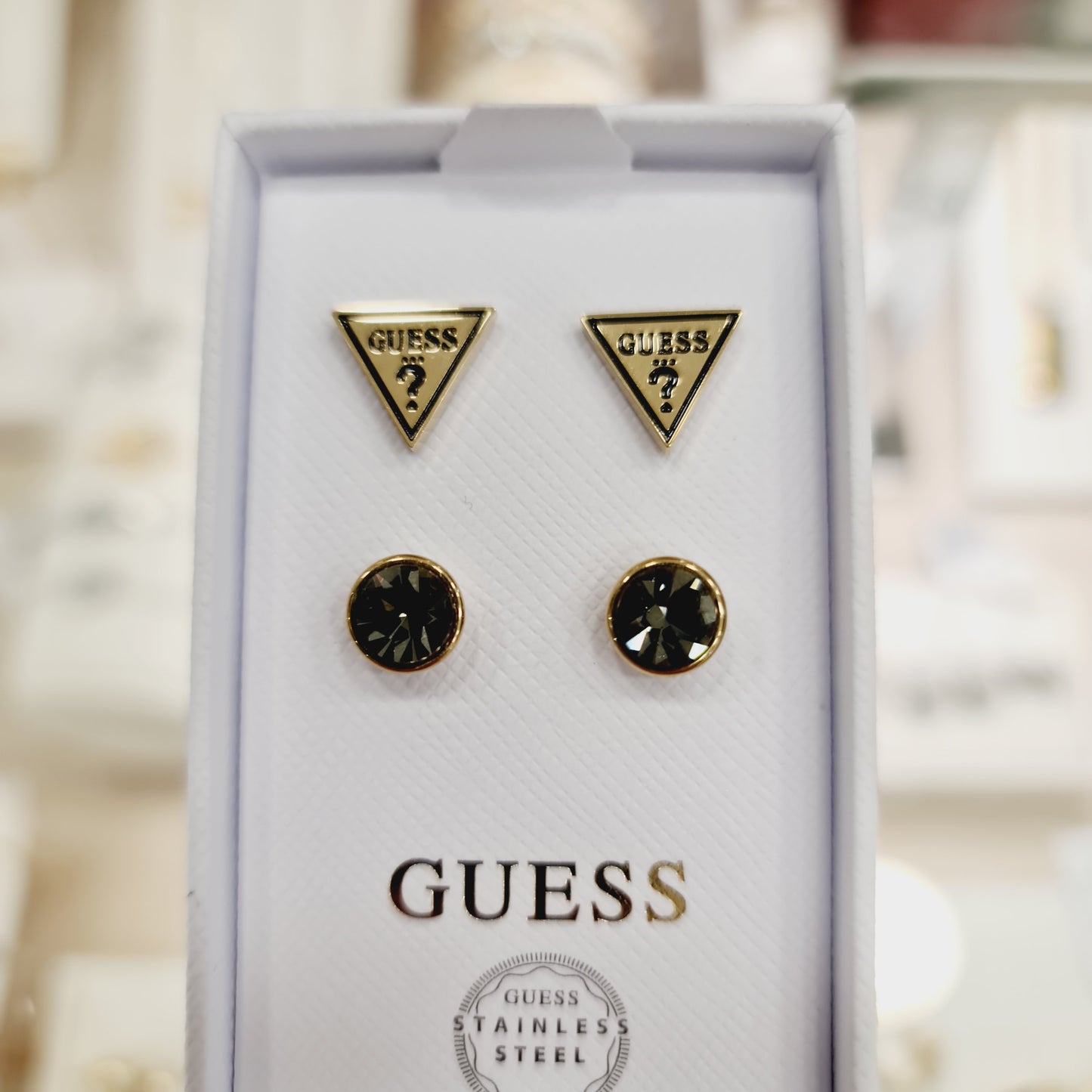 Orecchini Guess triangle dettaglio forma triangolare zirconi brillanti