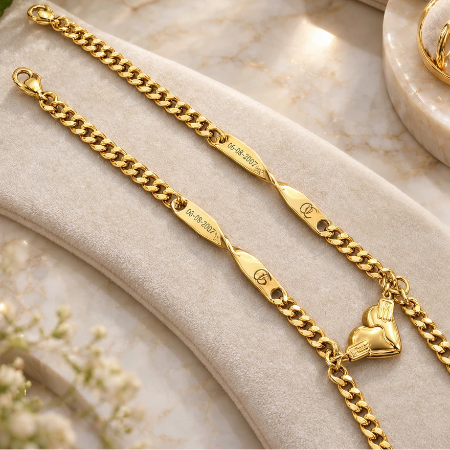 Bracciali Sempre Insieme color argento con iniziali e data, esposti con i due mezzi cuori uniti.