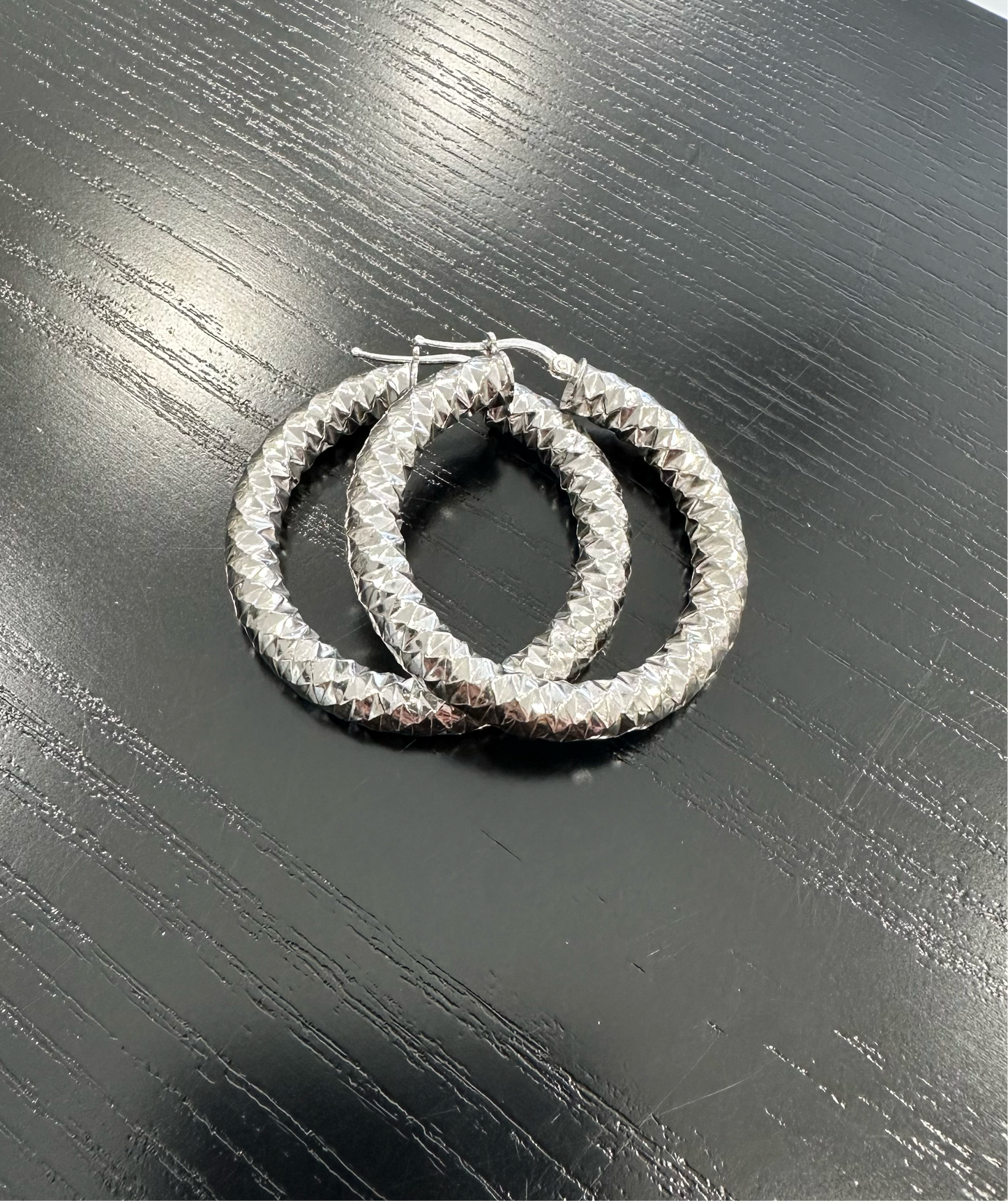 Orecchino cerchio argento martellato