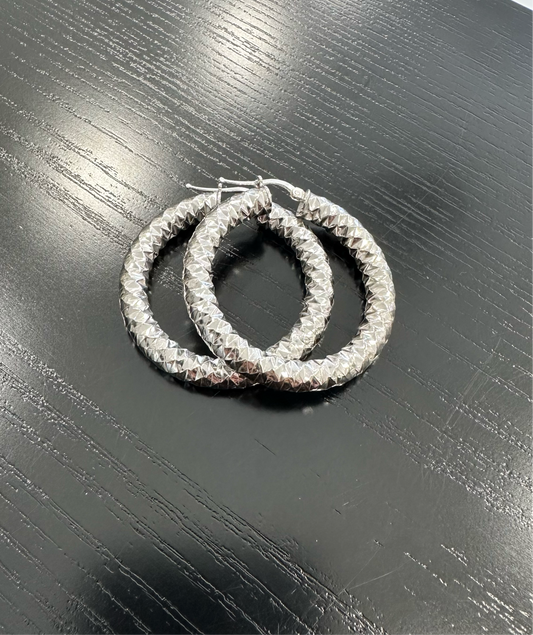 Orecchino cerchio argento martellato
