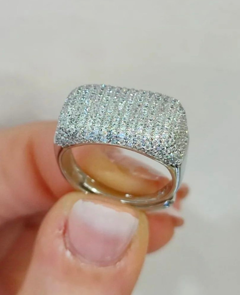 Anello rettangolare pavé