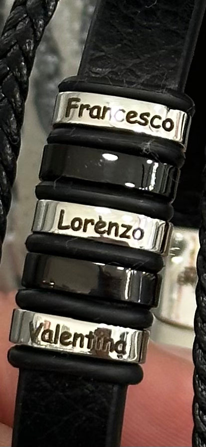 Dettaglio incisione su inserti in acciaio personalizzabili bracciale pelle intrecciata per papà
