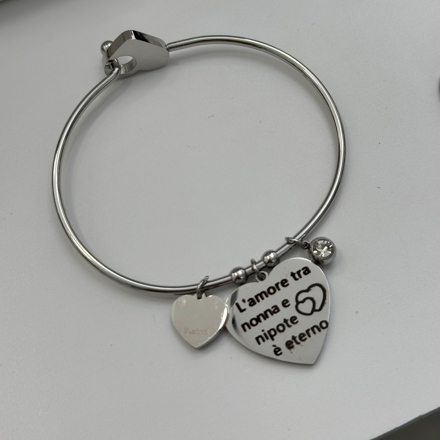 Bracciale rigido per la nonna in acciaio anallergico con ciondolo a cuore, diametro 19 cm.