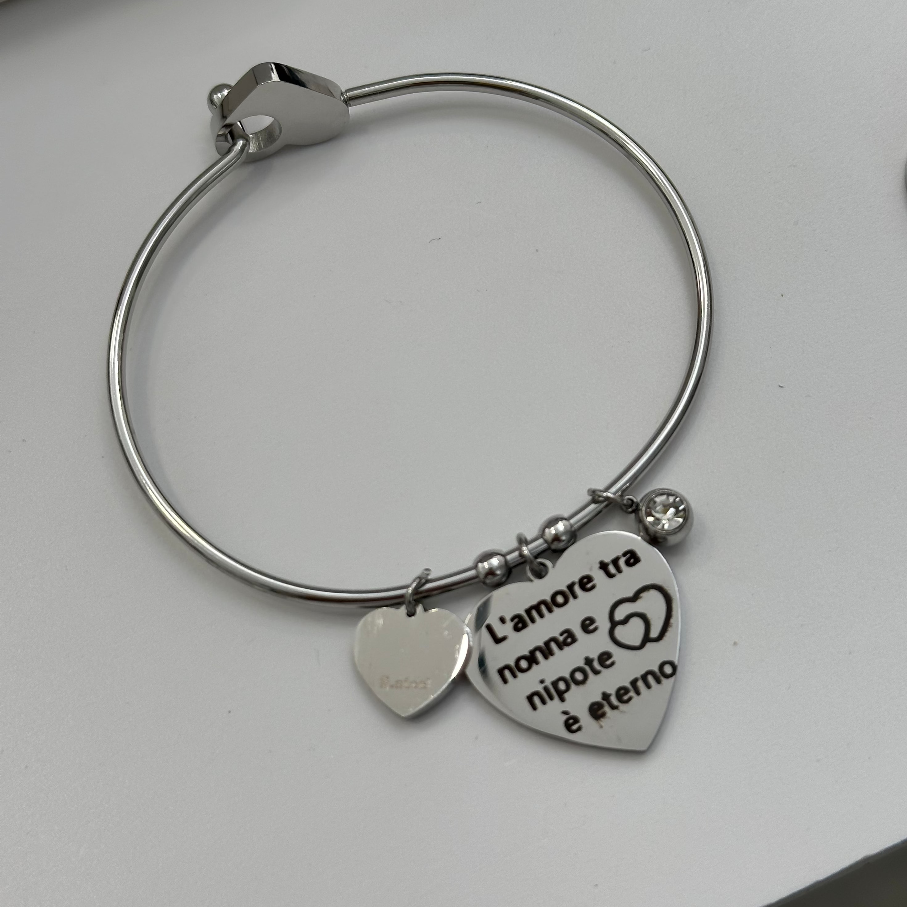 Bracciale rigido per la nonna in acciaio anallergico con ciondolo a cuore, diametro 19 cm.