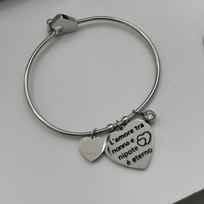 Bracciale rigido per la nonna in acciaio anallergico con ciondolo a cuore, diametro 19 cm.