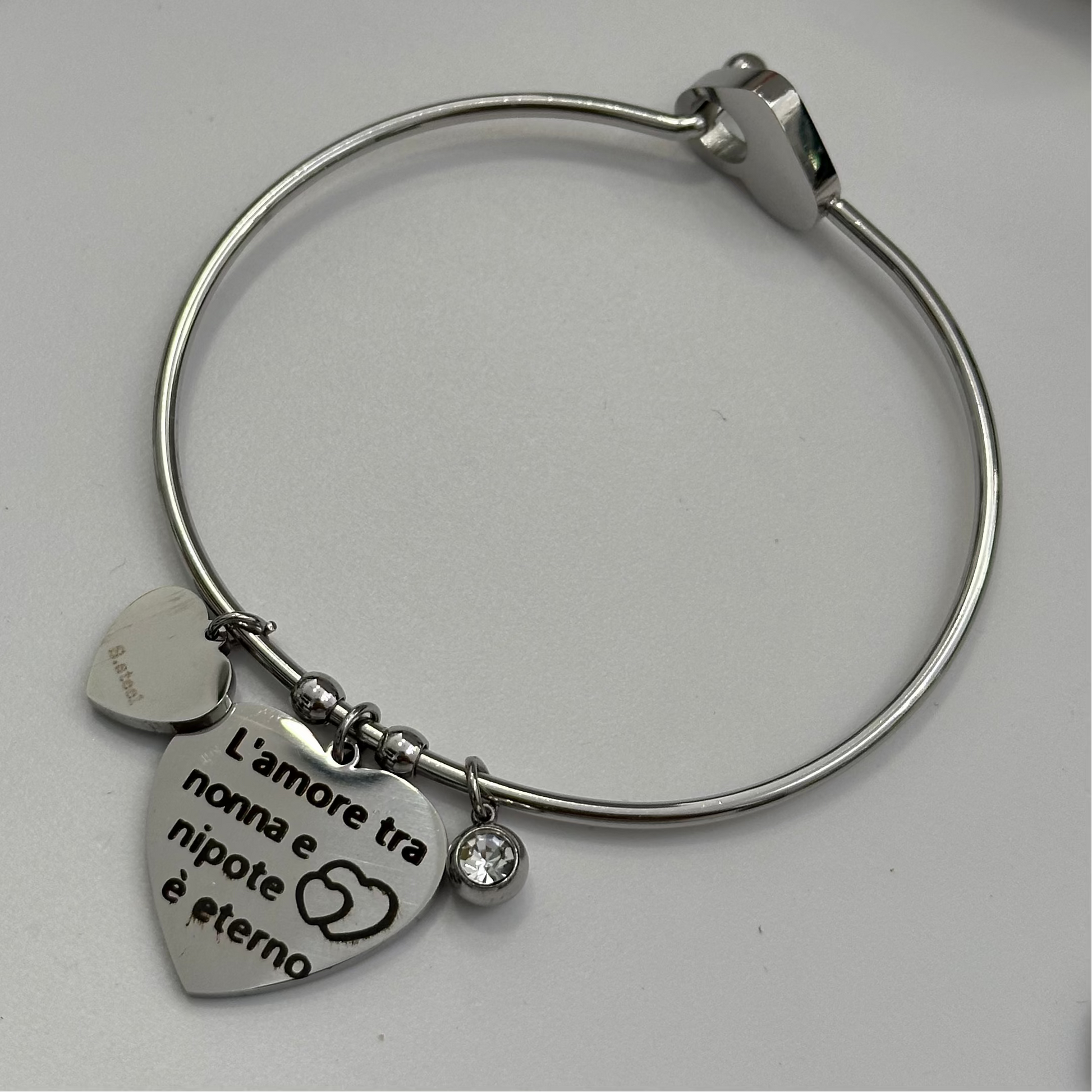 Bracciale rigido per la nonna in acciaio anallergico con ciondolo a cuore, diametro 19 cm.