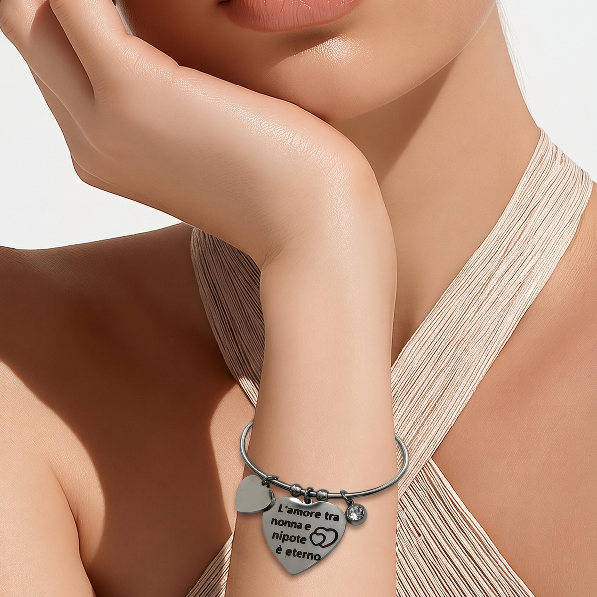 Bracciale rigido per la nonna in acciaio anallergico con ciondolo a cuore, diametro 19 cm.