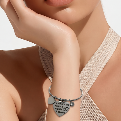 Bracciale rigido per la nonna in acciaio anallergico con ciondolo a cuore, diametro 19 cm.