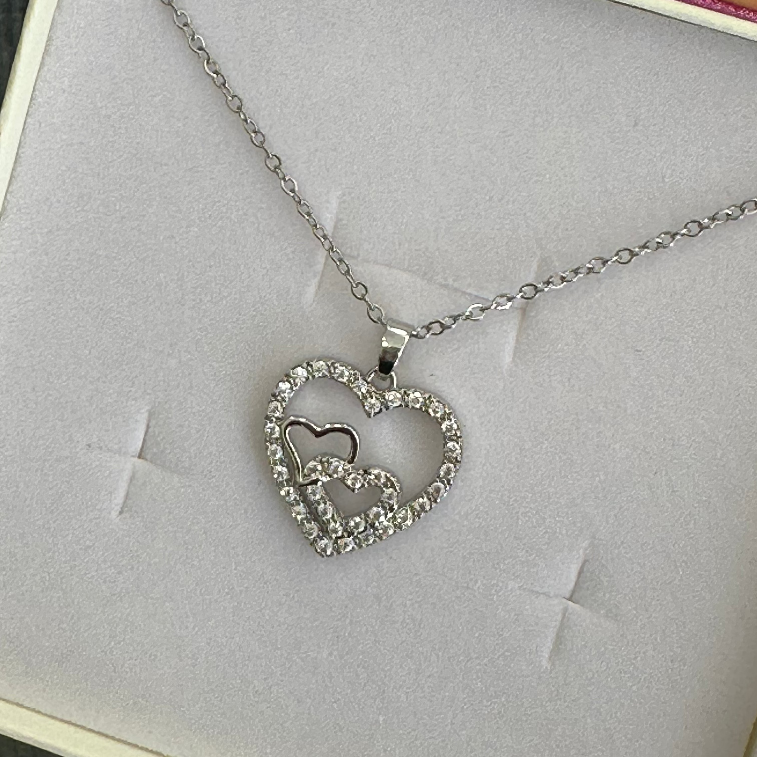 Collana A mia sorella color acciaio con ciondolo a cuore e zirconi, presentata in astuccio bianco.
