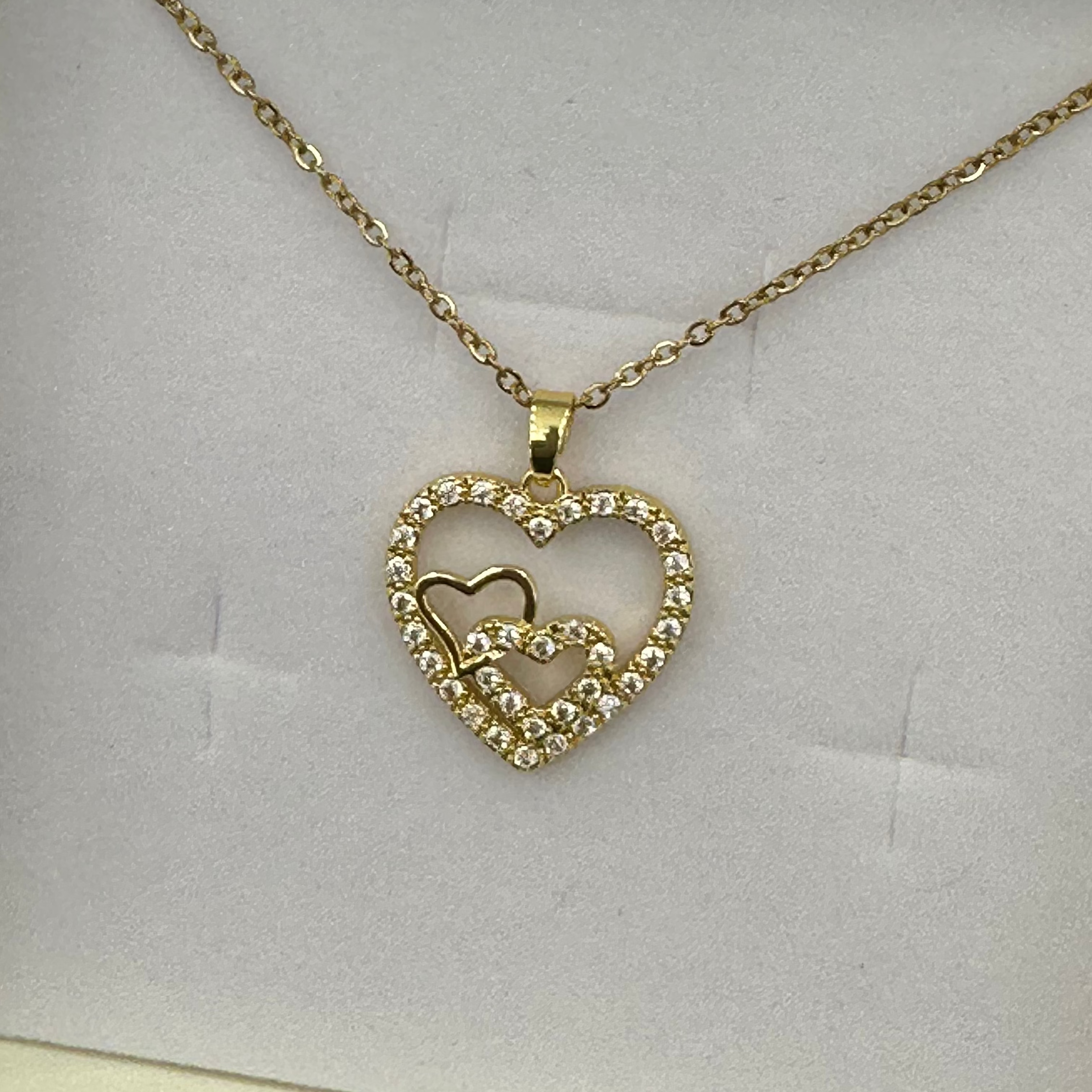 Collana A mia sorella color oro con ciondolo a cuore e zirconi, presentata in astuccio bianco.
