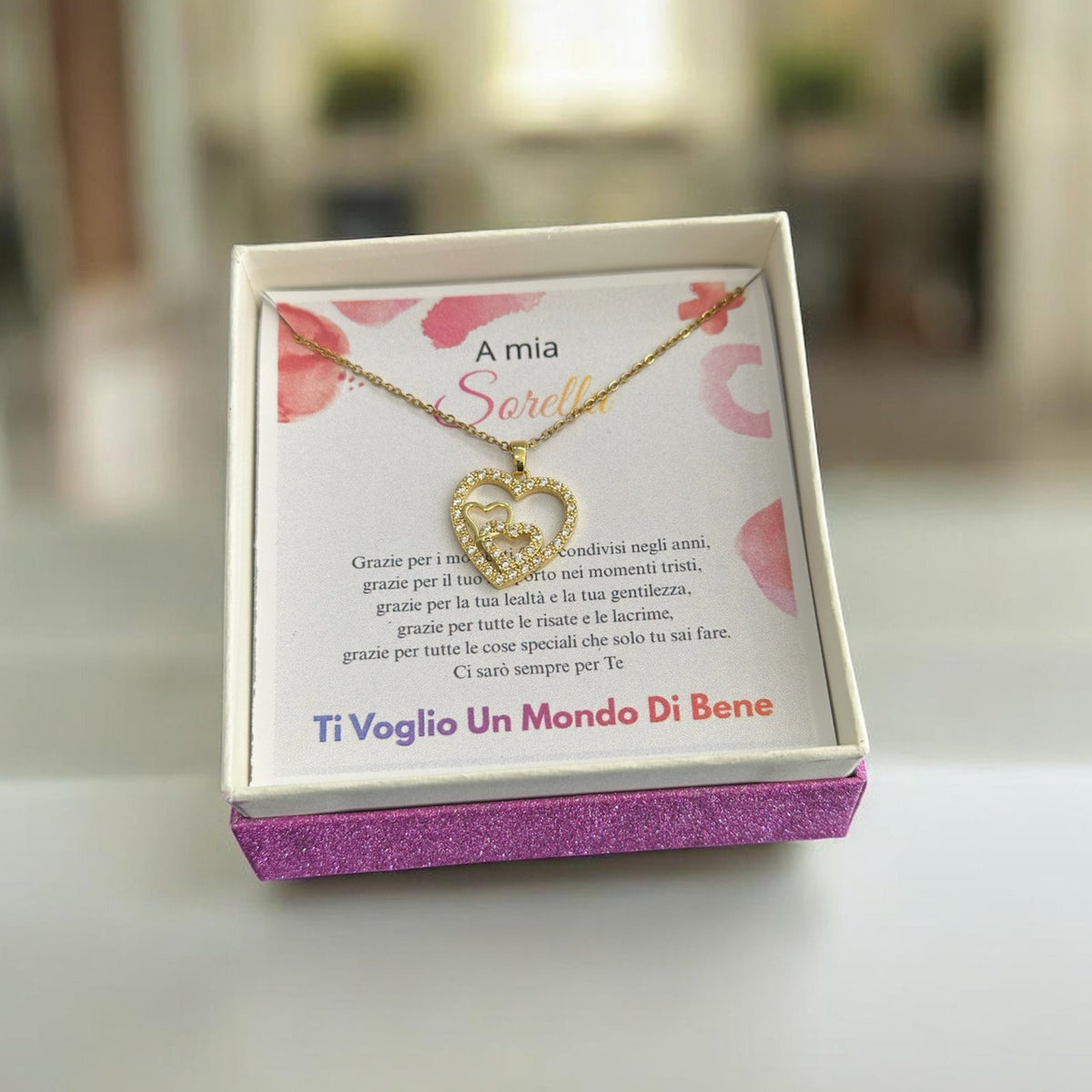 Collana A mia sorella color oro con ciondolo a cuore e zirconi, presentata in astuccio bianco.
