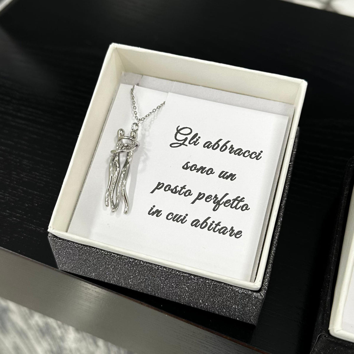 Collana abbraccio coppia in acciaio inossidabile con pendente uomo donna e astuccio personalizzato
