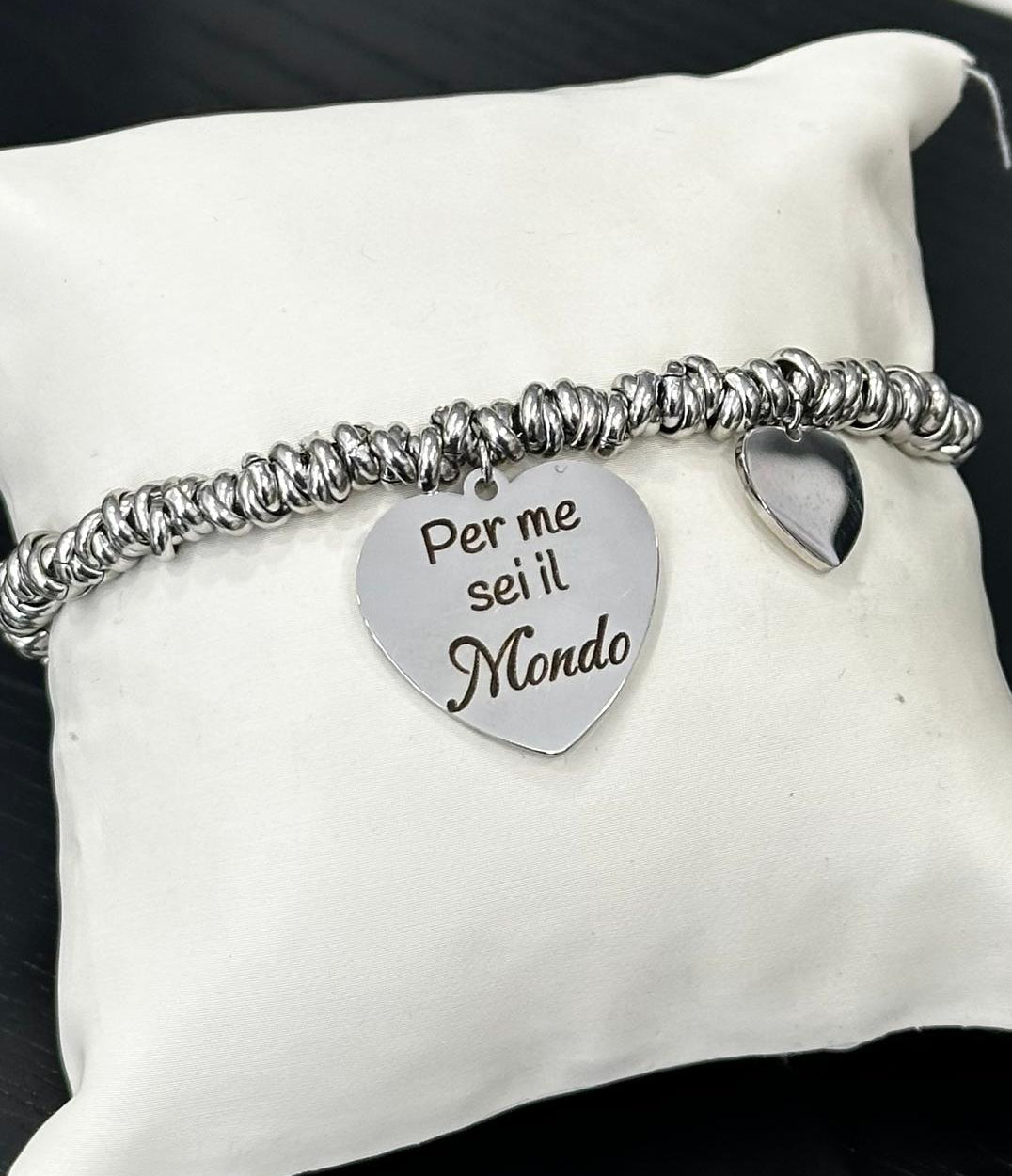 Dettaglio doppia incisione fronte retro bracciale acciaio con frase dedicata alla mamma
