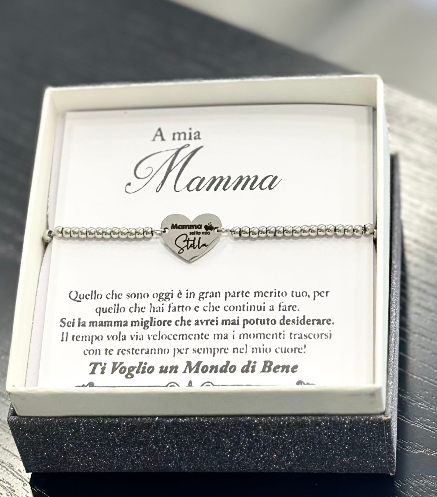 Dettaglio frase incisa mamma sei la mia stella su bracciale acciaio con perline
