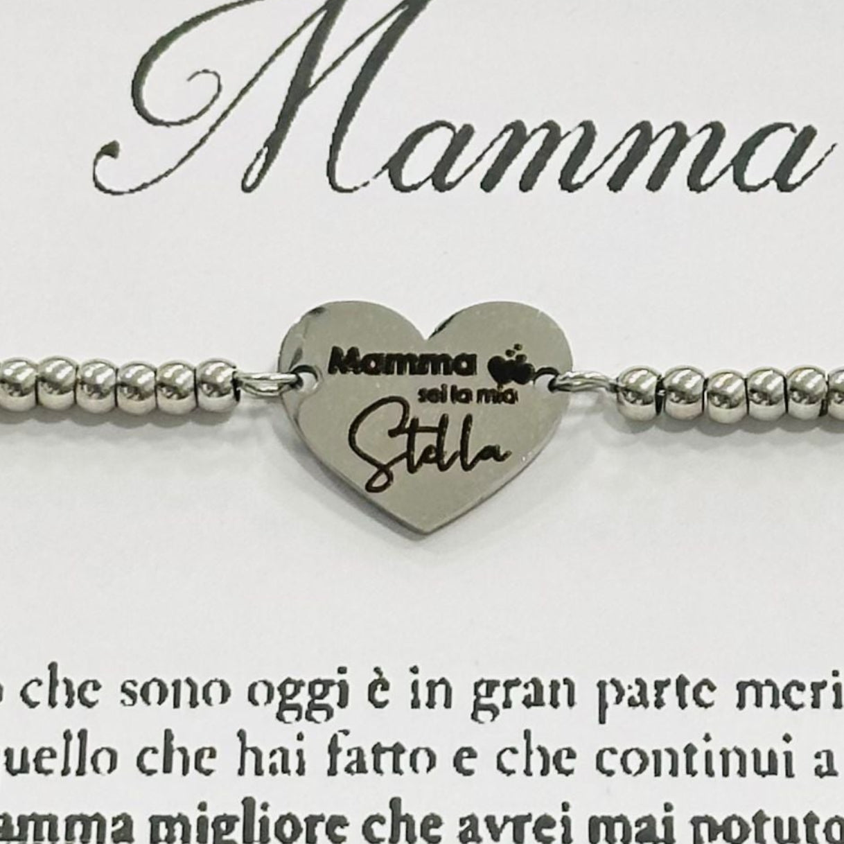 Dettaglio frase incisa mamma sei la mia stella su bracciale acciaio con perline
