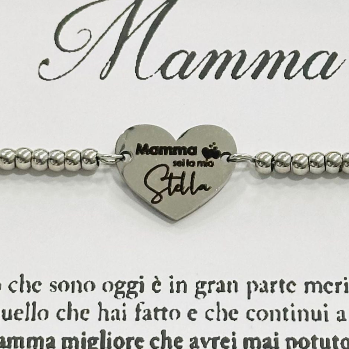 Dettaglio frase incisa mamma sei la mia stella su bracciale acciaio con perline
