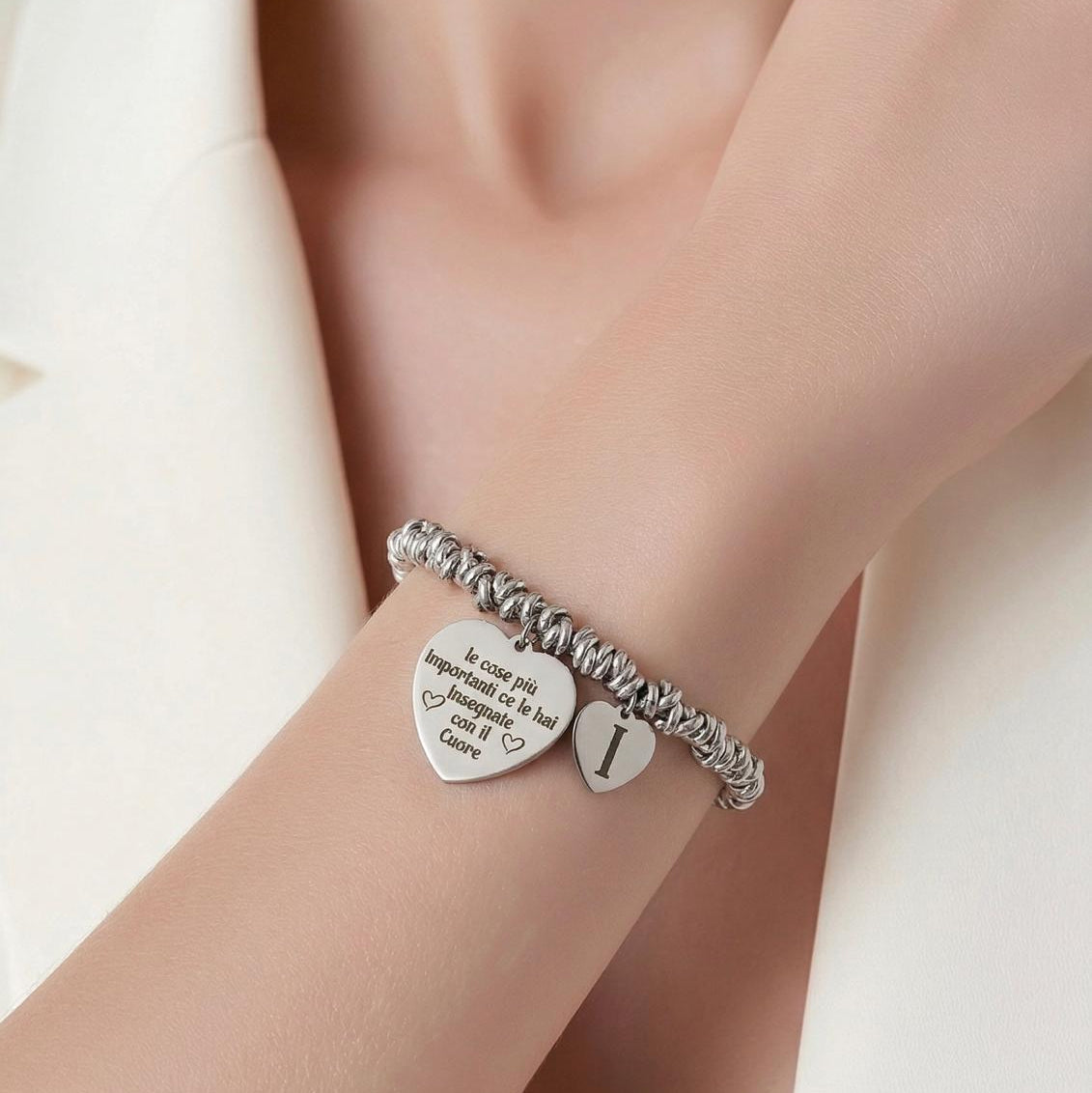 Dettaglio frase incisa bracciale acciaio stile DoDo regalo fine anno scolastico maestra
