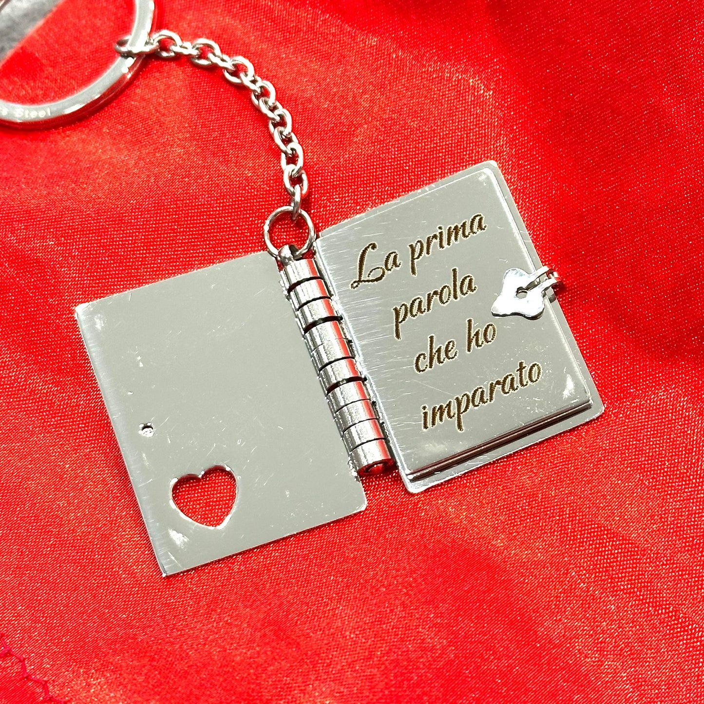 Portachiavi libro mamma in acciaio personalizzabile con frase e disegno dedicato
