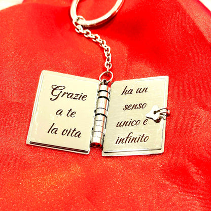 Portachiavi libro mamma in acciaio personalizzabile con frase e disegno dedicato
