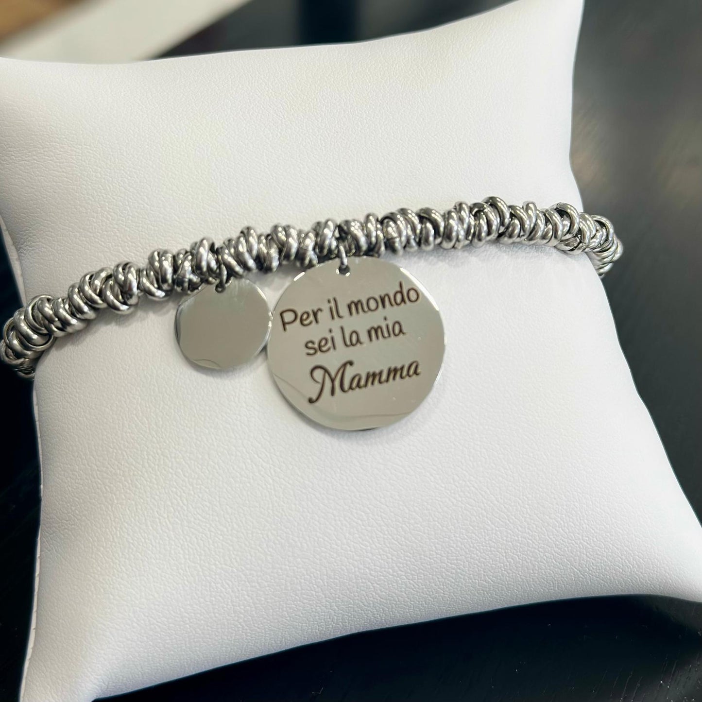 Dettaglio doppia incisione fronte retro bracciale acciaio con frase dedicata alla mamma