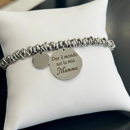 Dettaglio doppia incisione fronte retro bracciale acciaio con frase dedicata alla mamma
