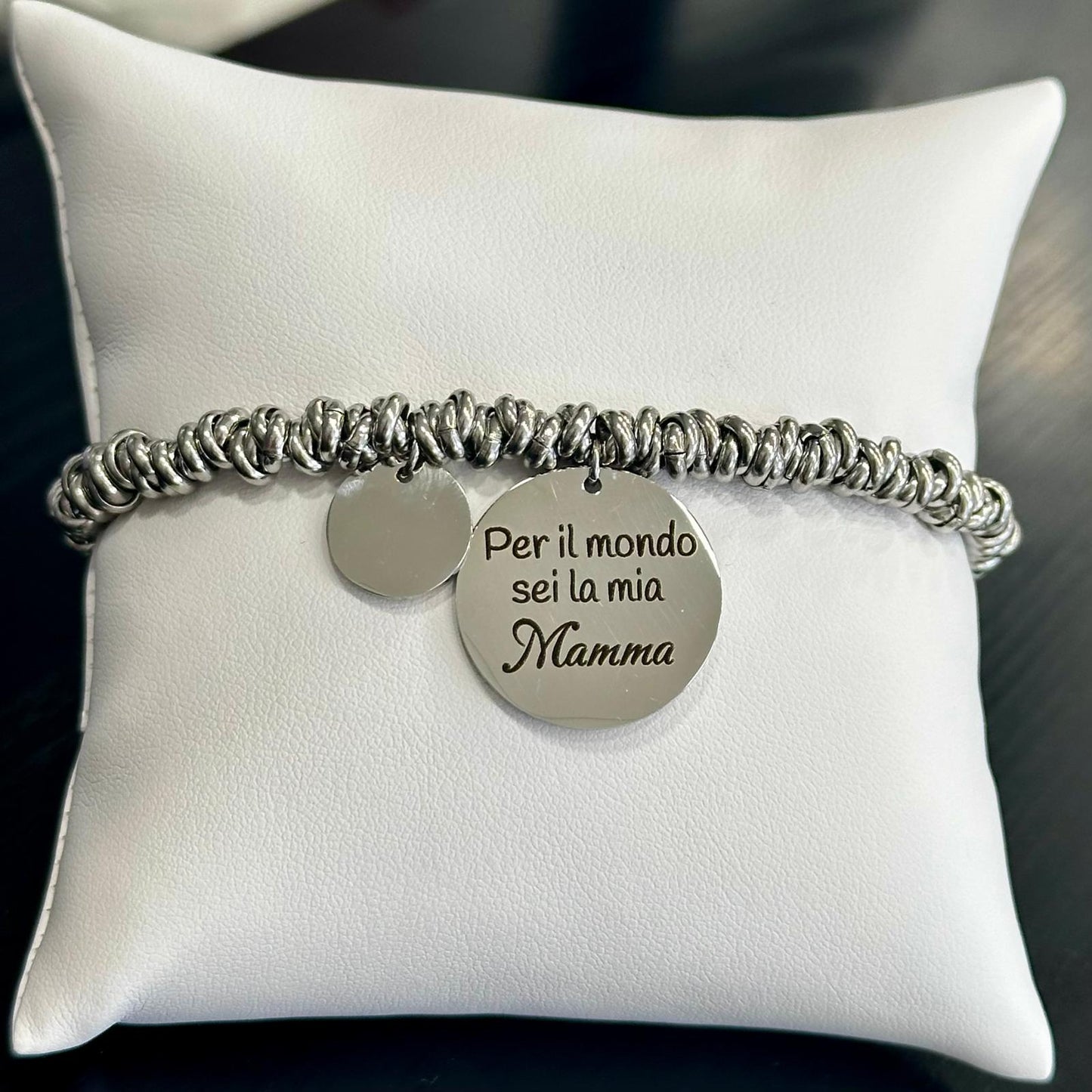 Dettaglio doppia incisione fronte retro bracciale acciaio con frase dedicata alla mamma