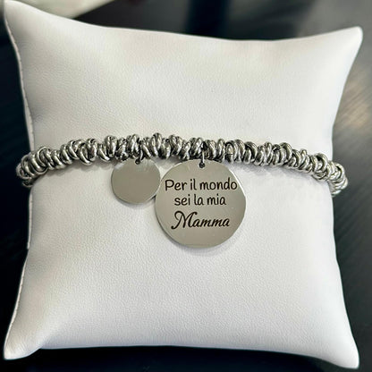 Dettaglio doppia incisione fronte retro bracciale acciaio con frase dedicata alla mamma
