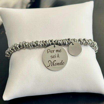 Dettaglio doppia incisione fronte retro bracciale acciaio con frase dedicata alla mamma