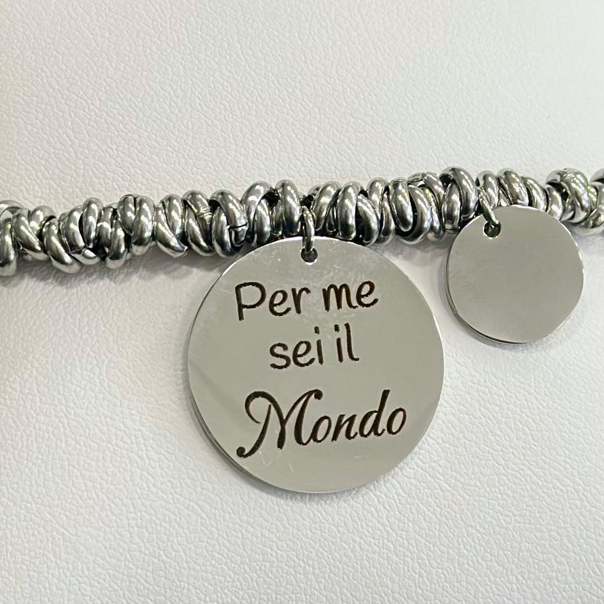 Dettaglio doppia incisione fronte retro bracciale acciaio con frase dedicata alla mamma