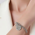Dettaglio doppia incisione fronte retro bracciale acciaio con frase dedicata alla mamma