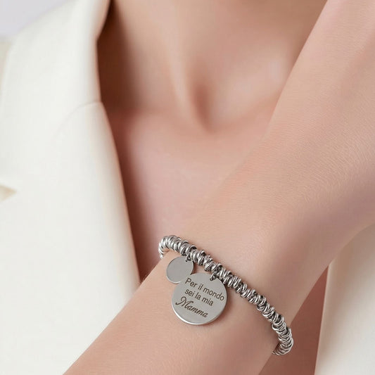 Dettaglio doppia incisione fronte retro bracciale acciaio con frase dedicata alla mamma