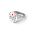 Dettaglio personalizzazione anello chevalier argento con figure famiglia
