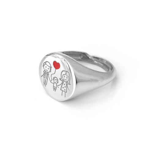 Dettaglio personalizzazione anello chevalier argento con figure famiglia
