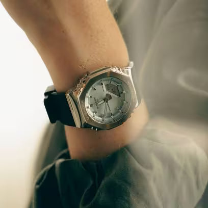 Dettaglio quadrante blu G-Shock GM-S2100 con elementi metallici e finestra LED
