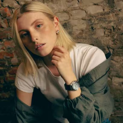 Vista laterale Casio G-Shock GM-S2100-2AER con design compatto e lunetta ottagonale
