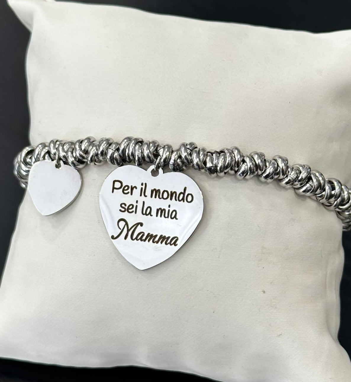 Dettaglio doppia incisione fronte retro bracciale acciaio con frase dedicata alla mamma

