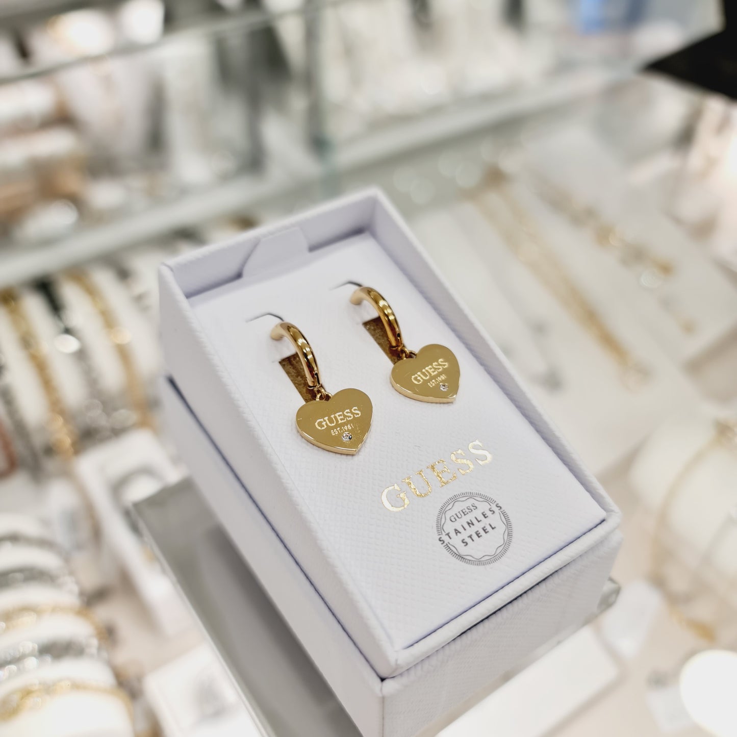 Orecchini Guess dettaglio cuore brandizzato cristalli zirconia brillanti
