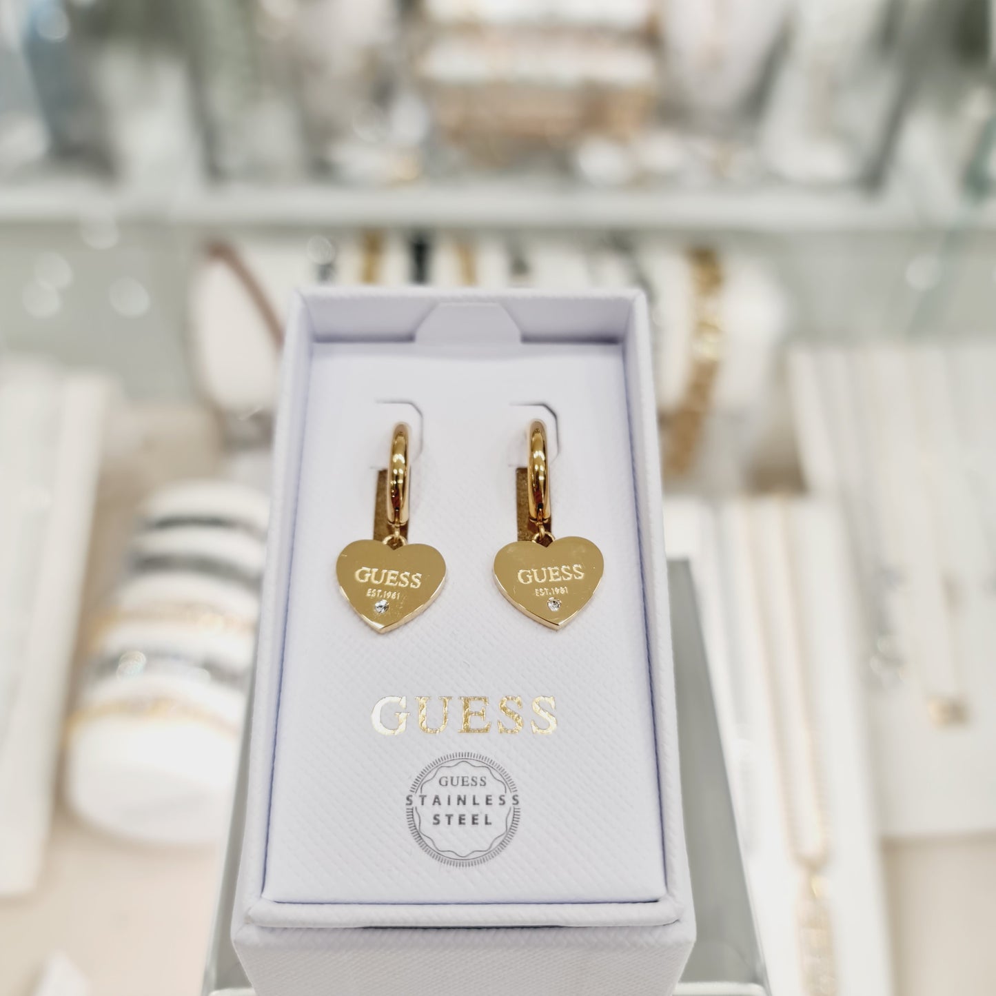 Orecchini Guess cerchio con pendente cuore acciaio dorato zirconi
